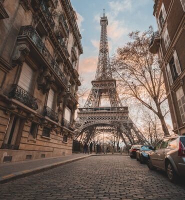 Eiffel Tower under blue sky during daytime